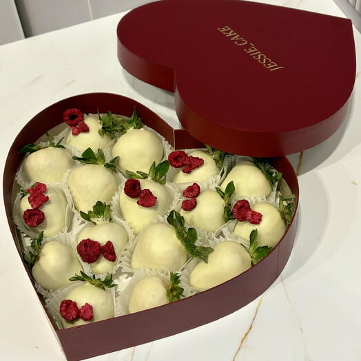 Клубника в белом шоколаде Сердце для любимой на 8 марта