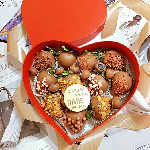 Клубника с голубикой в бельгийском шоколаде с топпером ПАПЕ 🎁 в коробке- сердце ️размера S