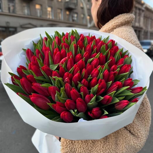 Букет из красных тюльпанов