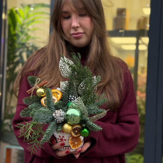 Новогодняя композиция с Ветками Ели Нобилис в кружке «Еловый Пунш»