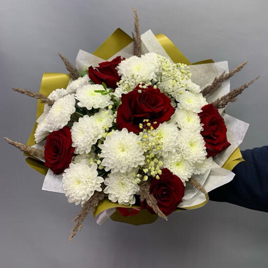 Букет из красных роз и белых хризантем