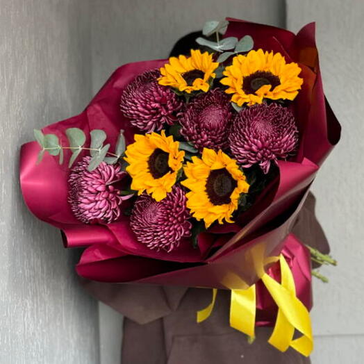 Букет из крупных хризантем бигуди и ярких подсолнухов 💜