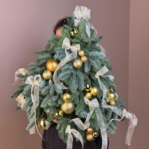 «Ёлка мечты» — композиция из ели нобилис с украшениями в коробке