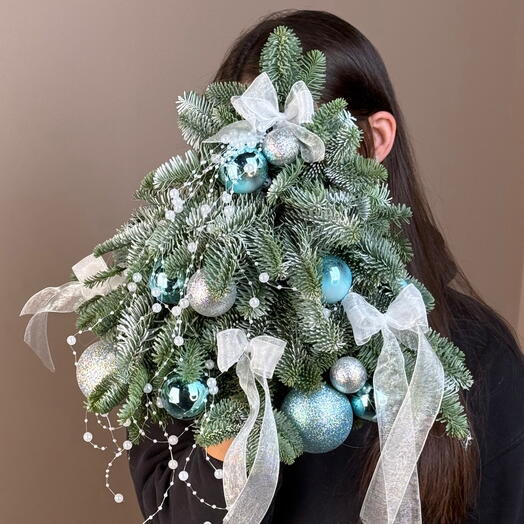 «Новогоднее настроение» — живая декоративная ёлка из голубой ели