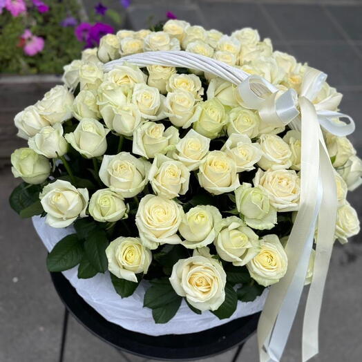 Корзина с цветами белые розы в корзине