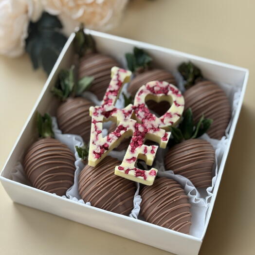 Клубника в шоколаде с надписью love