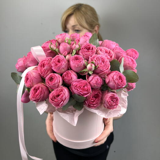 Кустовая пионовидная роза в шляпной коробке