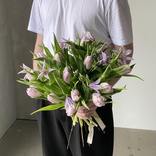 Нежный весенний букет: сиреневые пион тюльпаны и колокольчики клематиса