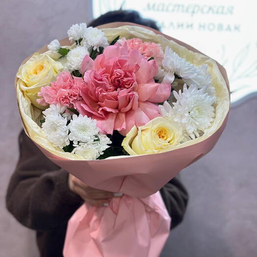Букет из Французской розы с хризантемами , гвоздикой