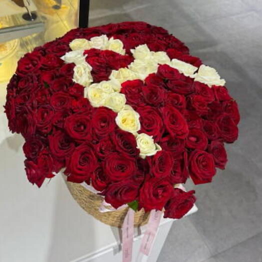 Авторская корзина с буквенным оформлением из роз размер L