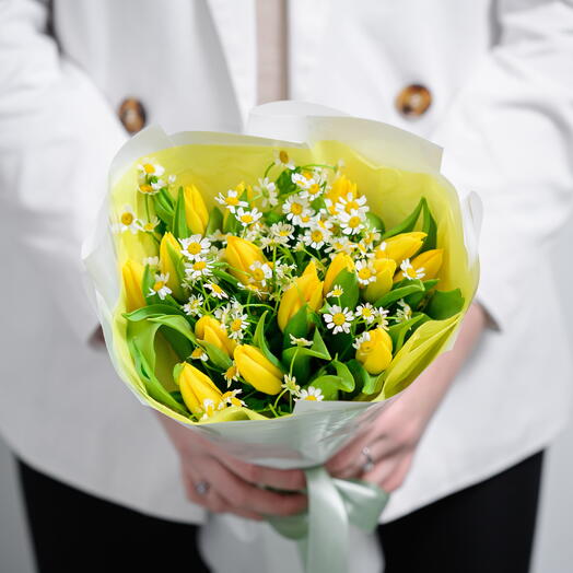 Тюльпаны желтые с ромашкой