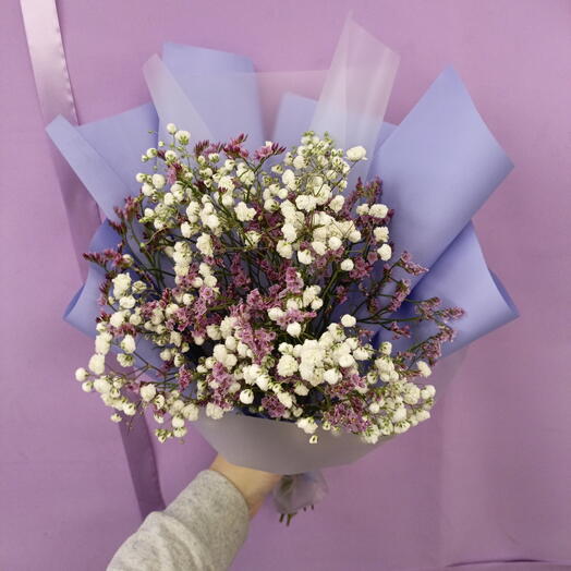 Легкий букет гипсофила с лимониумом
