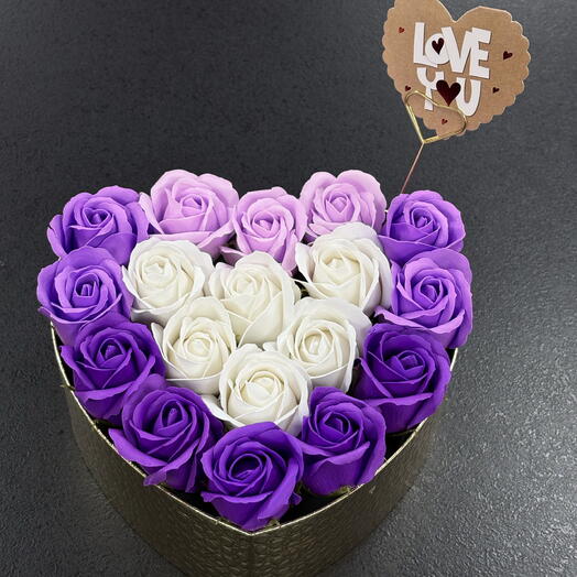 Композиция из мыльных роз с открыткой