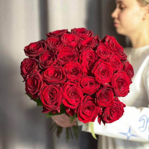 25 красных роз на ленте