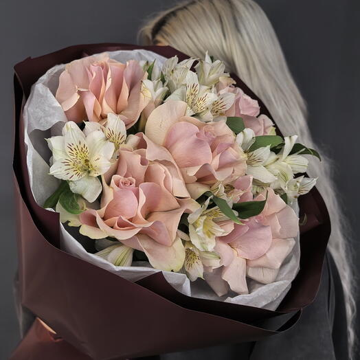 Французские розы и альстромерии