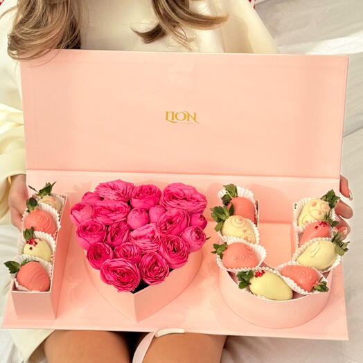 Коробка с клубникой в шоколаде и цветы "I love You"
