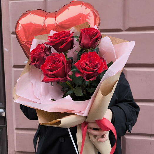 Красные розы и шар сердце