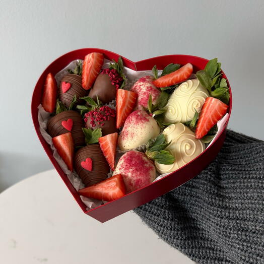 Набор клубники в коробке сердце ♥️ для девушки
