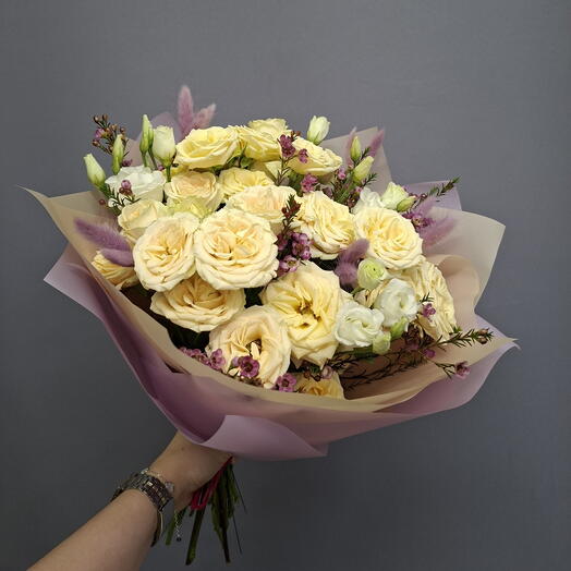 Букет с кустовыми кремовыми розами
