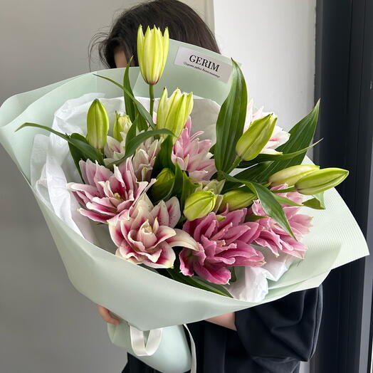 Пионовидные розовые лилии