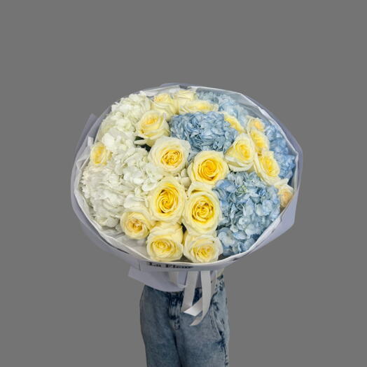 Яркий микс — 6 гортензий микс и жёлтые пионовидные розы