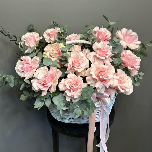 «Нежные чувства» роскошный букет из французских роз в корзине