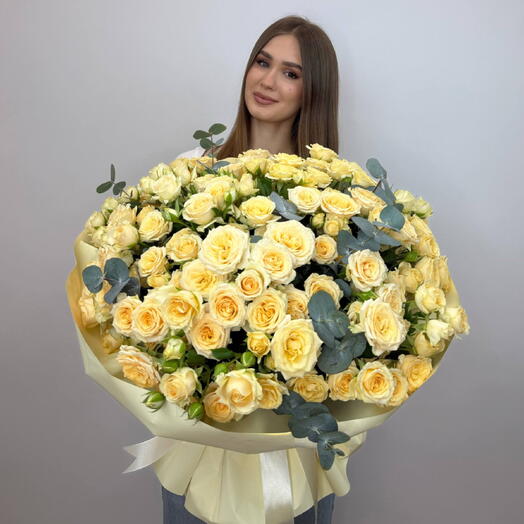 Букет из 25 кремовых кустовых роз с эвкалиптом