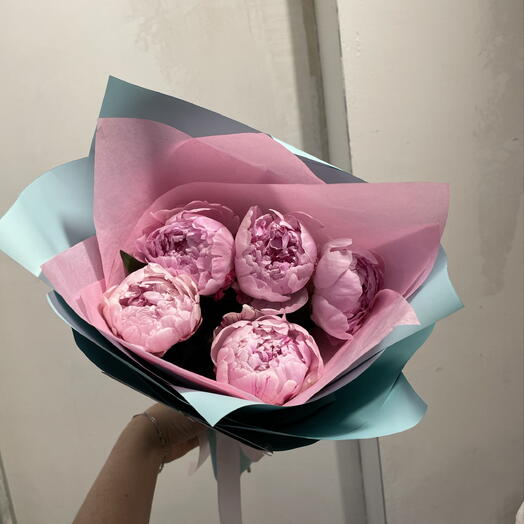 Букет из 5 розовых пионов на 14 февраля