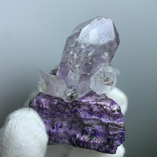 Композиция из камней и кристаллов Coolcrystals 060: кварц Брандберг, херкимер, петалит, сугилит
