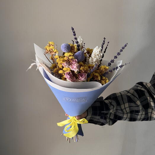 Яркий букет из желтой статицы и сухоцветов