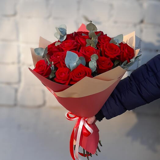 💞 19 красных роз с эвкалиптом 💞