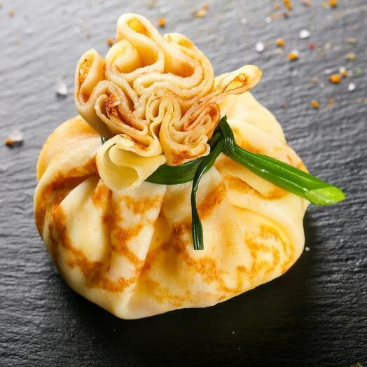 Жульен в блинном мешочке с курицей и грибами в сливках