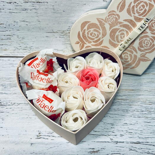 Набор из Раффаэлло и мыльных роз. Подарок на 8 Марта для жены, мамы, подруги, руководителя, учителя, воспитателя, коллеги
