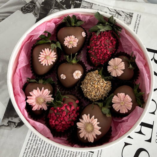 Клубника в бельгийском шоколаде с цветами 🌸