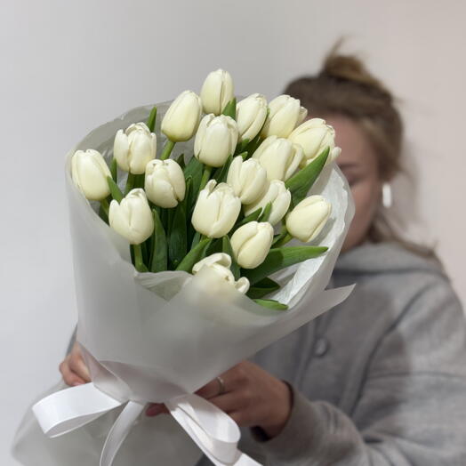 17 белоснежных тюльпанов