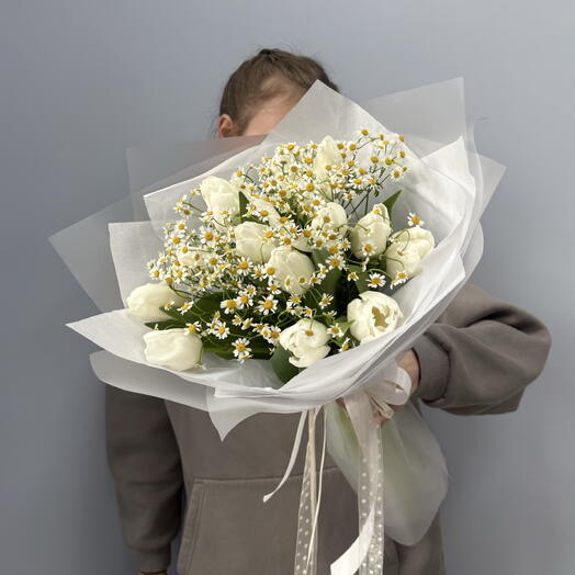 Букет из 15 белых тюльпанов с ромашкой для девушки🌷:размер М