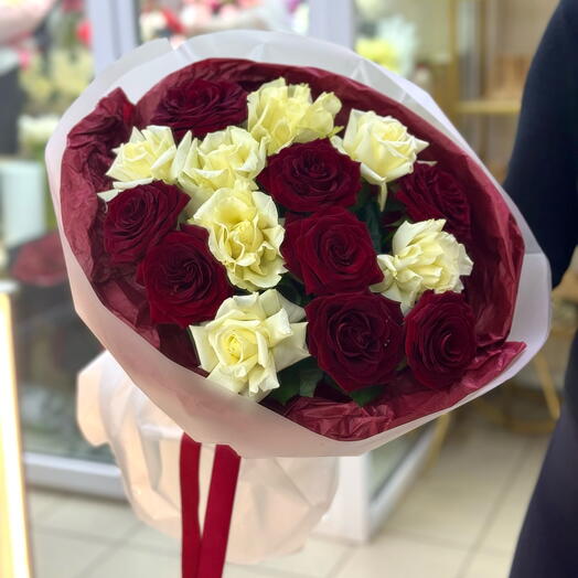 Букет из красных и белых роз