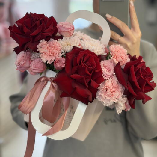 Цветы в коробке с алыми розами🥰