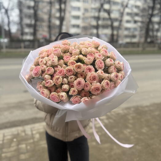 Букет из кустовых роз бело / розовых в матовой упаковке