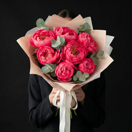 Коралловые пионы с эвкалиптом / 7 пионов