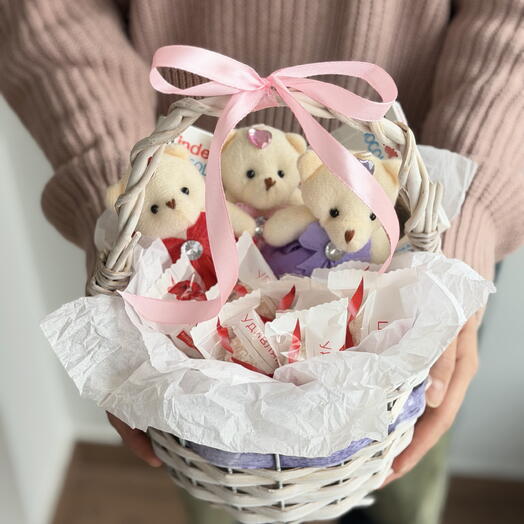 Корзина из игрушек и раффаэлло