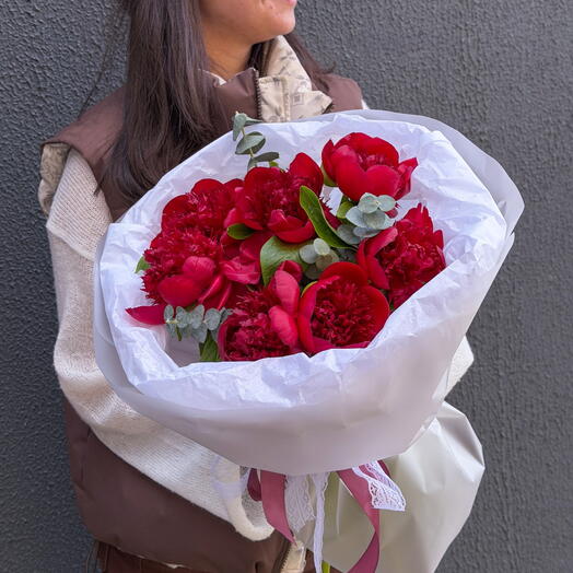 Букет из 7 пионов Red Sharm  и эвкалипта
