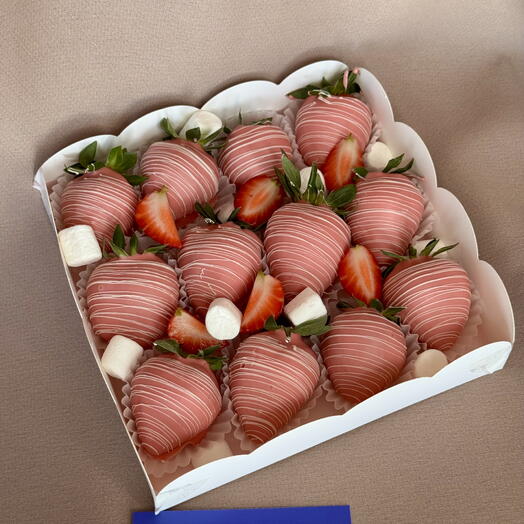 Клубника в бельгийском шоколаде розовый