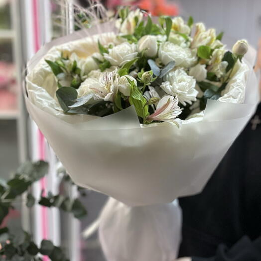 Нежный букет с белыми розами кустовыми