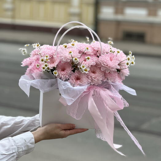 Розовая нежная композиция с ромашками в сумке