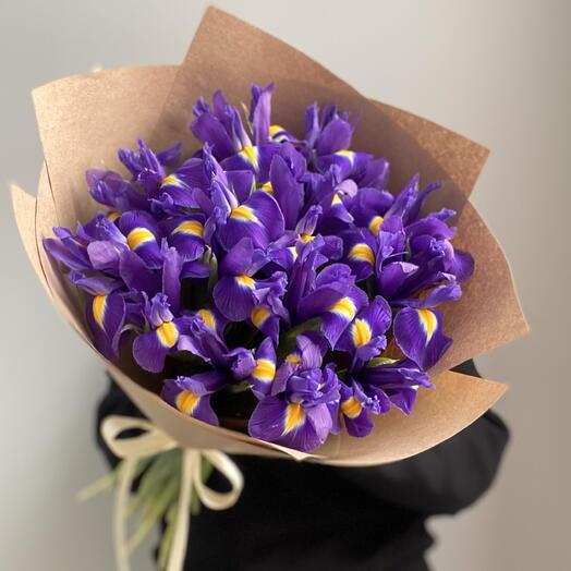 15 фиолетовых ирисов в крафте