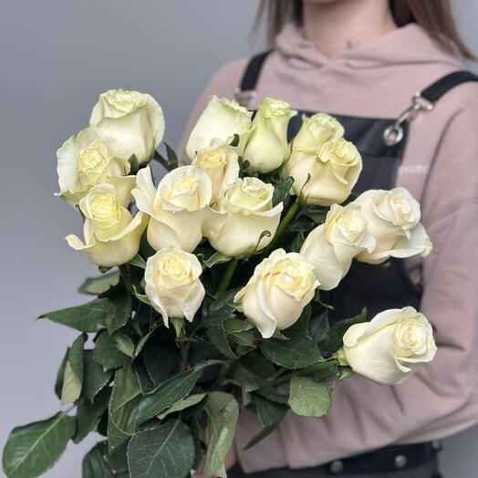 15 белых роз под ленту
