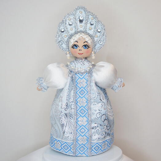 Русская кукла в серебряном сарафане