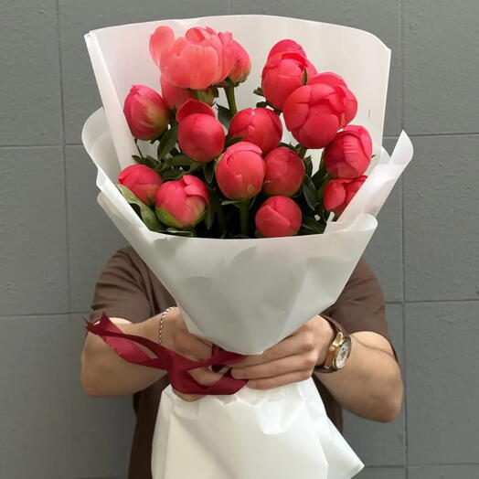 Букет из 15 коралловых пионов