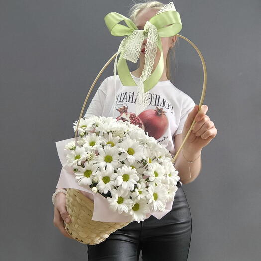 Большая корзина ромашек